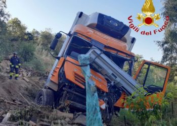 Tertenia: un autocarro precipita in una scarpata, il conducente trasportato in ospedale
