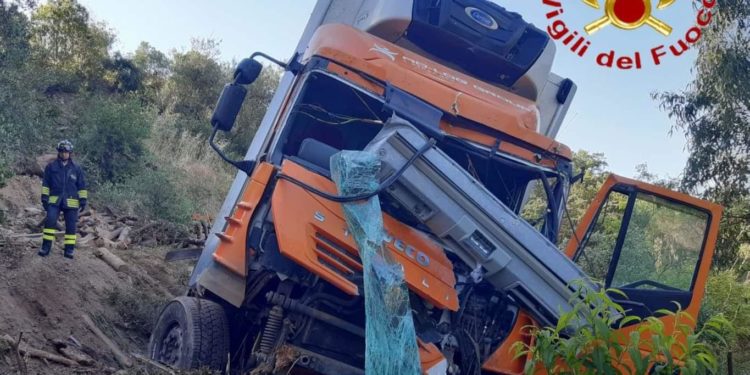 Tertenia: un autocarro precipita in una scarpata, il conducente trasportato in ospedale
