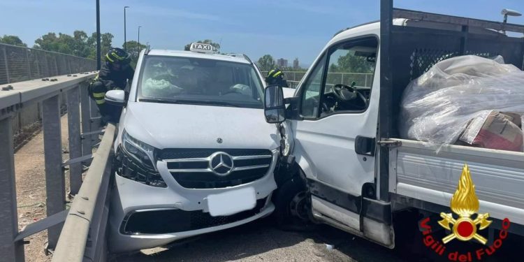 Olbia: incidente stradale sulla provinciale 4 sopraelevata nord, intervengono i vigili del fuoco