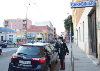 I carabinieri di Stampace hanno denunciato due giovani stranieri per tentato furto con strappo in concorso e detenzione ai fini di spaccio di sostanze stupefacenti