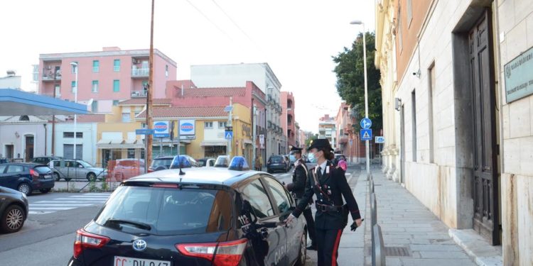 I carabinieri di Stampace hanno denunciato due giovani stranieri per tentato furto con strappo in concorso e detenzione ai fini di spaccio di sostanze stupefacenti