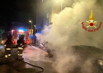 Assemini: in fiamme due auto in sosta, intervengono i vigili del fuoco