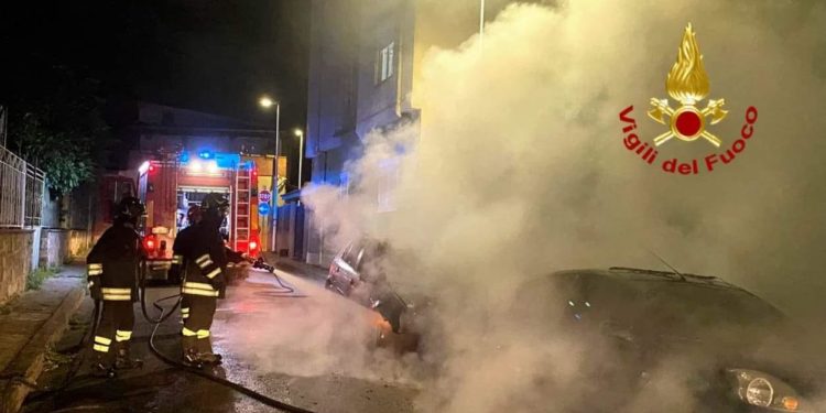 Assemini: in fiamme due auto in sosta, intervengono i vigili del fuoco