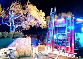Santa Teresa di Gallura: a fuoco una villa a Porto Pozzo, sul posto i vigili del fuoco