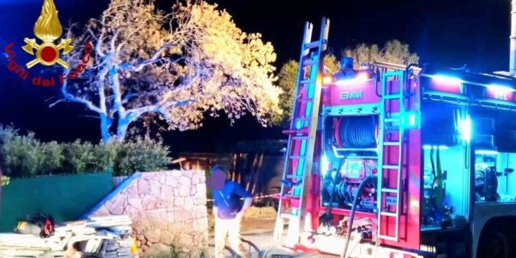 Santa Teresa di Gallura: a fuoco una villa a Porto Pozzo, sul posto i vigili del fuoco