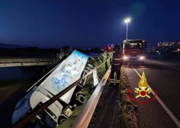 Oristano: Tir esce fuoristrada a Cirras, sul posto i vigili del fuoco