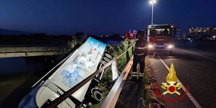 Oristano: Tir esce fuoristrada a Cirras, sul posto i vigili del fuoco