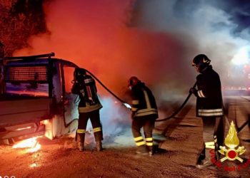 Olbia: a fuoco due auto, sul posto i vigili del fuoco