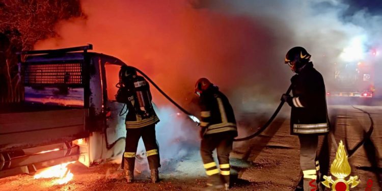 Olbia: a fuoco due auto, sul posto i vigili del fuoco