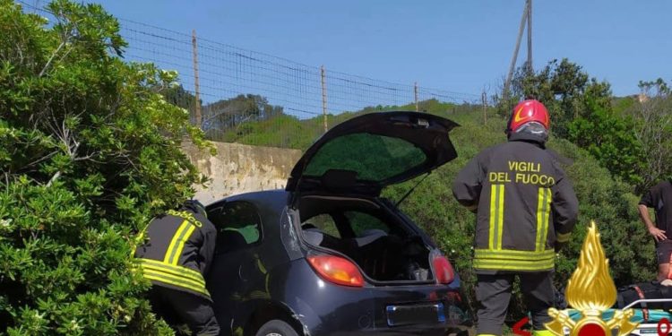 La Maddalena: incidente stradale in località Sasso Rosso, sul posto i vigili del fuoco