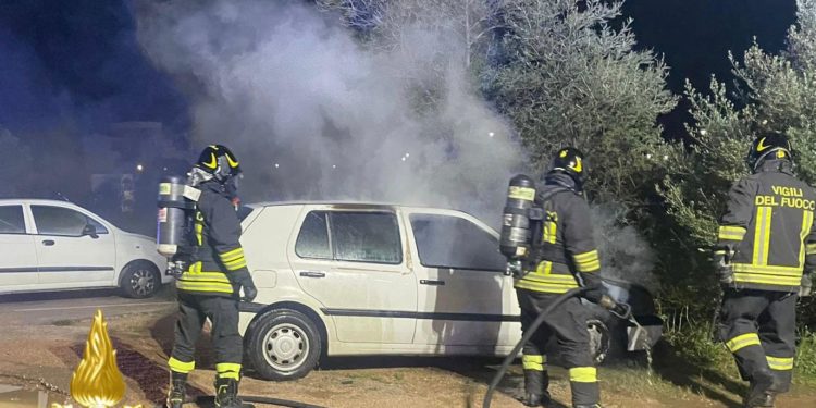 Olbia: a fuoco un’autovettura, intervengono i vigili del fuoco