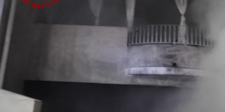 Sinnai: a fuoco una moto e tre autovetture, intervengono i vigili del fuoco