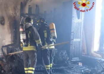 Nuoro: incendio nel vecchio mulino Gallisai, intervengono i vigili del fuoco