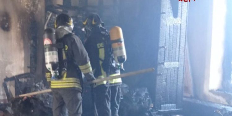 Nuoro: incendio nel vecchio mulino Gallisai, intervengono i vigili del fuoco