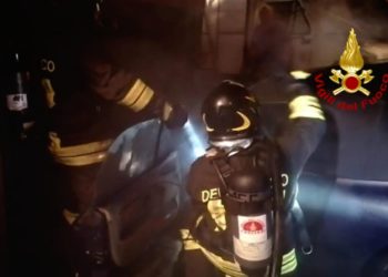 Quartu Sant’Elena: a fuoco un’auto ed una moto: intervengono i vigili del fuoco