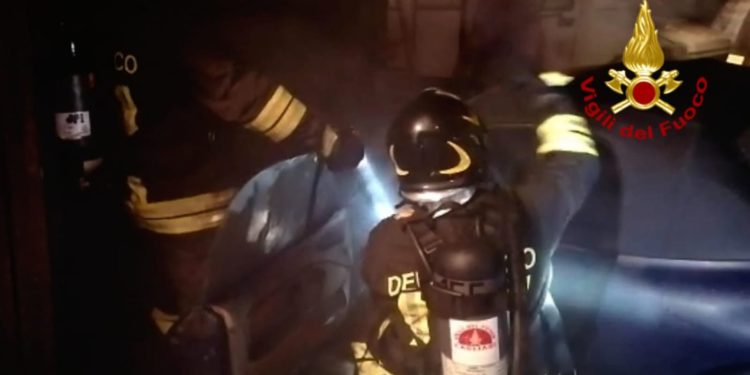 Quartu Sant’Elena: a fuoco un’auto ed una moto: intervengono i vigili del fuoco