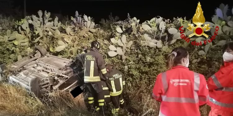 San Sperate: incidente stradale sulla provinciale 4, i vigili del fuoco liberano una donna intrappolata nell’auto
