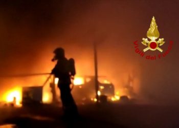 Incendio nella notte all’interno in un terreno privato in località More Corraxi (Sestu), coinvolti veicoli, una copertura ed attrezzature