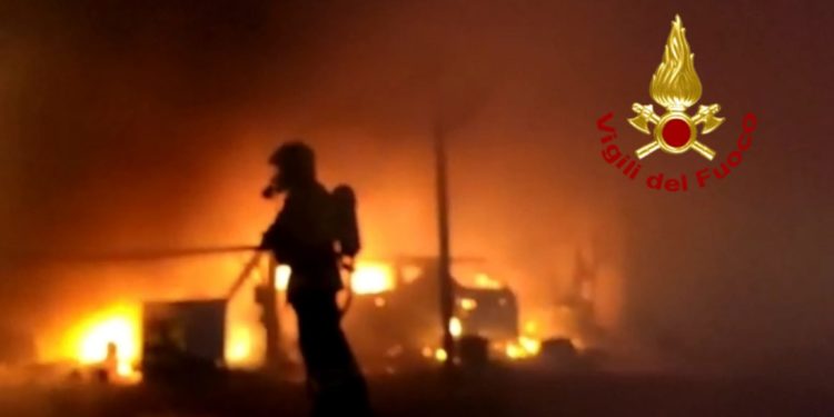 Incendio nella notte all’interno in un terreno privato in località More Corraxi (Sestu), coinvolti veicoli, una copertura ed attrezzature