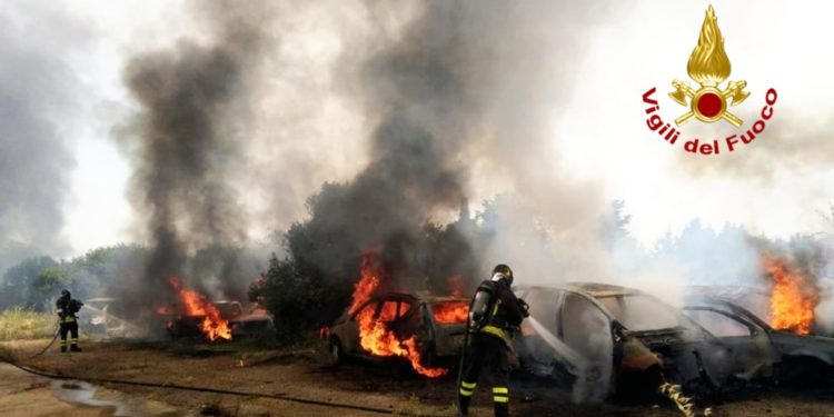 Vasto incendio a Sestu, coinvolte 9 auto in sosta ed alcune baracche