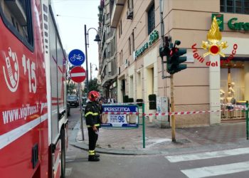 I vigili del fuoco sono intervenuti per l’incendio di un’auto sotto il piano pilotis di una palazzina, a Sinnai