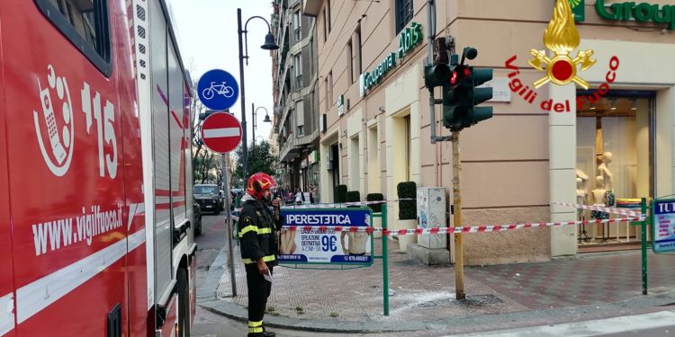 I vigili del fuoco sono intervenuti per l’incendio di un’auto sotto il piano pilotis di una palazzina, a Sinnai