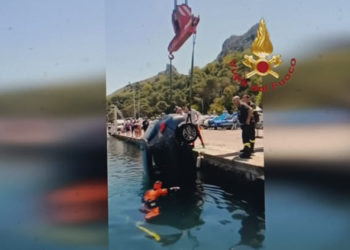I vigili del fuoco sono intervenuti oggi a Cagliari per un’auto finita nelle acque del porticciolo di Marina Piccola