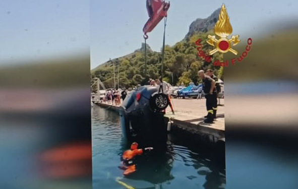 I vigili del fuoco sono intervenuti oggi a Cagliari per un’auto finita nelle acque del porticciolo di Marina Piccola