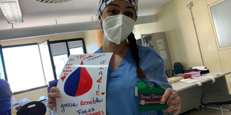 Amst e Biblioteca Popolare dello Sport, due giornate dedicate alla donazione di sangue: in regalo libri e gadget rossoblù