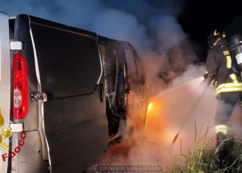 Olbia: a fuoco un furgone in località San Vittore, sul posto i vigili del fuoco