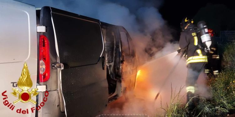 Olbia: a fuoco un furgone in località San Vittore, sul posto i vigili del fuoco