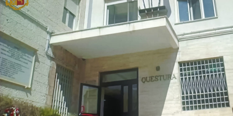 La Polizia di Stato di Cagliari ha denunciato 140 stranieri per aver percepito indebitamente il reddito di cittadinanza per un importo complessivo riscosso senza diritto di oltre 4 milioni di euro