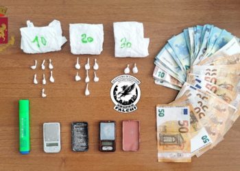 Gli agenti della Polizia di Stato di Cagliari hanno arrestato un 24enne trovato con la droga nascosta all’interno di una plafoniera