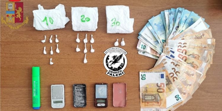 Gli agenti della Polizia di Stato di Cagliari hanno arrestato un 24enne trovato con la droga nascosta all’interno di una plafoniera