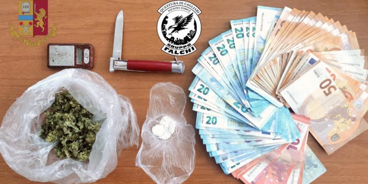 I Falchi della Squadra Mobile hanno arrestato in flagranza un 35enne disoccupato, per il reato di detenzione ai fini di spaccio di sostanze stupefacenti