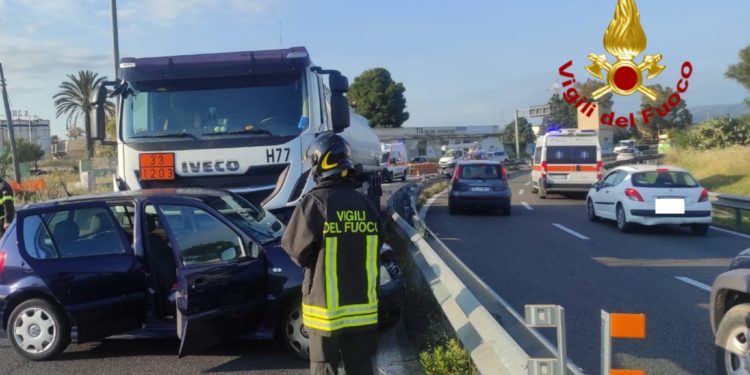 Incidente stradale sulla strada statale 554, sul posto i vigili del fuoco