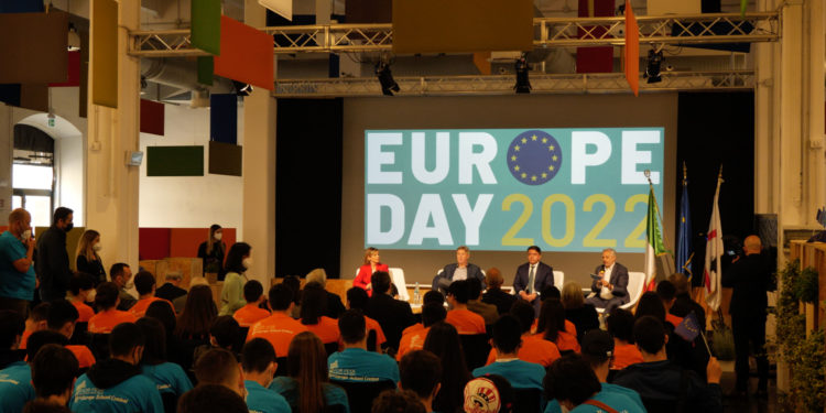 Cagliari si tinge d’Europa: alla Manifattura Tabacchi oltre 400 studenti sardi si confrontano sul futuro dell’UE