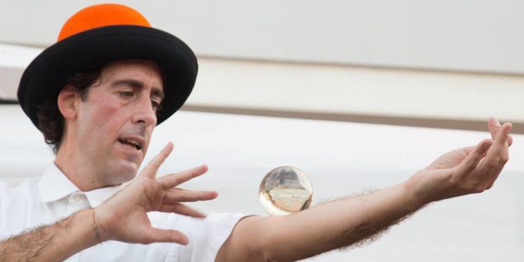 Sabato pomeriggio, a Villa Verde (OR), l’evento “A merenda con lo spettacolo di giocoleria Stravanato Sciò”, con Simone Orrù