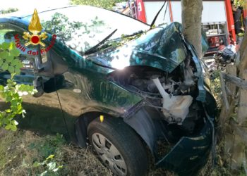 Nughedu Santa Vittoria: auto contro un albero, intervengono I vigili del fuoco