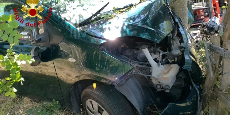 Nughedu Santa Vittoria: auto contro un albero, intervengono I vigili del fuoco