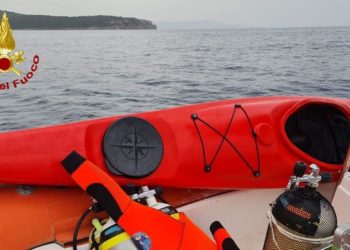 Alghero: cade dal kayak e viene punto da decine di meduse, salvato dai vigili del fuoco