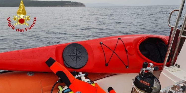 Alghero: cade dal kayak e viene punto da decine di meduse, salvato dai vigili del fuoco
