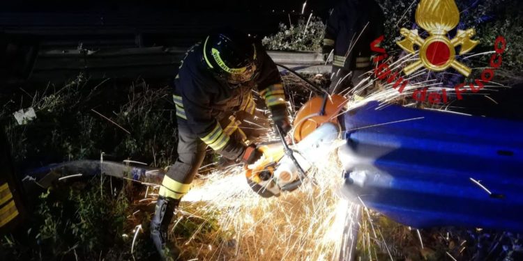 Incidente stradale nello svincolo per Caniga, sul posto i vigili del fuoco