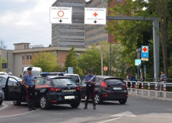 I carabinieri di Cagliari hanno denunciato a piede libero per minaccia aggravata e porto di armi o oggetti atti ad offendere, un disoccupato 42enne
