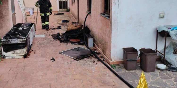 Santa Teresa di Gallura: a fuoco un appartamento, sul posto i vigili del fuoco