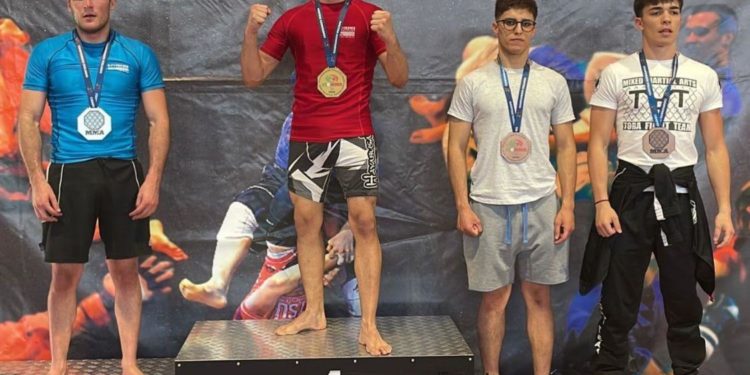 Matteo Dore del team Tarantini sul gradino più alto del podio al Palatorrino di Roma