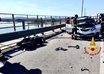 Incidente stradale nella sopraelevata che conduce all’aeroporto di Olbia, sul posto i vigili del fuoco