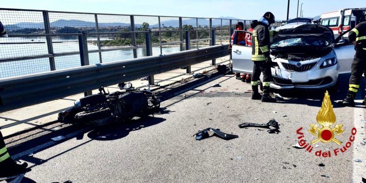 Incidente stradale nella sopraelevata che conduce all’aeroporto di Olbia, sul posto i vigili del fuoco