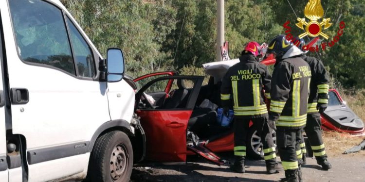 Scontro frontale sulla strada Tertenia-Sarrala, intervengono I vigili del fuoco