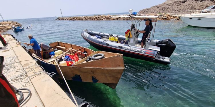 Ritrovato a Pula un barchino presumibilmente abbandonato dai 16 migranti tunisini rintracciati tre giorni fa nella zona